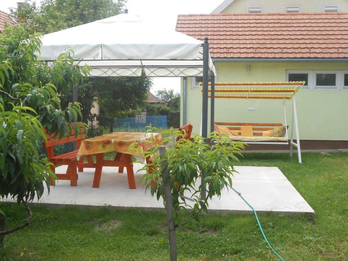 Nora Apartman Apartment Balatonfůzfő Екстериор снимка